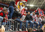 16.05.2026, Fussball Bundesliga 2025/2026, 34.Spieltag, FC Bayern München - 1.FC Köln, in der Allianz-Arena München, Nach dem Spiel die Siegerehrung für den Deutschen Meister Bayern München, Leon Goretzka (FC Bayern München) klettert zu den Ultras auf den Zaun der Südkurve die ihn frenetisch feiern.