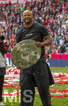 16.05.2026, Fussball Bundesliga 2025/2026, 34.Spieltag, FC Bayern München - 1.FC Köln, in der Allianz-Arena München, Nach dem Spiel die Siegerehrung für den Deutschen Meister Bayern München, Trainer Vincent Kompany (FC Bayern München) präsentiert den Fans die Schale, 