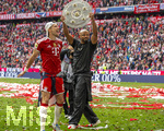 16.05.2026, Fussball Bundesliga 2025/2026, 34.Spieltag, FC Bayern München - 1.FC Köln, in der Allianz-Arena München, Nach dem Spiel die Siegerehrung für den Deutschen Meister Bayern München, Leon Goretzka (FC Bayern München) und Trainer Vincent Kompany (FC Bayern München) präsentieren den Fans die Schale,  