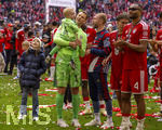 16.05.2026, Fussball Bundesliga 2025/2026, 34.Spieltag, FC Bayern München - 1.FC Köln, in der Allianz-Arena München, Nach dem Spiel die Siegerehrung für den Deutschen Meister Bayern München, Torwart Manuel Neuer (FC Bayern München) mit seinem Sohn Luca auf dem Arm.  Konrad Laimer (re, FC Bayern München) hat Spass mit ihm.