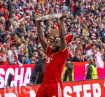 16.05.2026, Fussball Bundesliga 2025/2026, 34.Spieltag, FC Bayern München - 1.FC Köln, in der Allianz-Arena München, Nach dem Spiel die Siegerehrung für den Deutschen Meister Bayern München, Dayot Upamecano (FC Bayern München) präsentiert die Meisterschale.