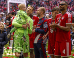 16.05.2026, Fussball Bundesliga 2025/2026, 34.Spieltag, FC Bayern München - 1.FC Köln, in der Allianz-Arena München, Nach dem Spiel die Siegerehrung für den Deutschen Meister Bayern München, Torwart Manuel Neuer (FC Bayern München) mit seinem Sohn Luca auf dem Arm.  Konrad Laimer (re, FC Bayern München) hat Spass mit ihm.