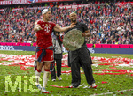16.05.2026, Fussball Bundesliga 2025/2026, 34.Spieltag, FC Bayern München - 1.FC Köln, in der Allianz-Arena München, Nach dem Spiel die Siegerehrung für den Deutschen Meister Bayern München, Leon Goretzka (FC Bayern München) und Trainer Vincent Kompany (FC Bayern München) präsentieren den Fans die Schale,  