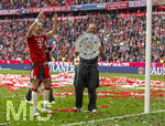 16.05.2026, Fussball Bundesliga 2025/2026, 34.Spieltag, FC Bayern München - 1.FC Köln, in der Allianz-Arena München, Nach dem Spiel die Siegerehrung für den Deutschen Meister Bayern München, Leon Goretzka (FC Bayern München) und Trainer Vincent Kompany (FC Bayern München) präsentieren den Fans die Schale, 
