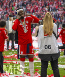 16.05.2026, Fussball Bundesliga 2025/2026, 34.Spieltag, FC Bayern München - 1.FC Köln, in der Allianz-Arena München, Nach dem Spiel die Siegerehrung für den Deutschen Meister Bayern München, Alphonso Davies (FC Bayern München) mit Skibrille, der seine geschmückten Zähne präsentiert.