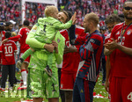 16.05.2026, Fussball Bundesliga 2025/2026, 34.Spieltag, FC Bayern München - 1.FC Köln, in der Allianz-Arena München, Nach dem Spiel die Siegerehrung für den Deutschen Meister Bayern München, Torwart Manuel Neuer (FC Bayern München) mit seinem Sohn Luca auf dem Arm. Abklatschen mit Konrad Laimer (re, FC Bayern München) 