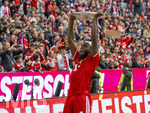 16.05.2026, Fussball Bundesliga 2025/2026, 34.Spieltag, FC Bayern München - 1.FC Köln, in der Allianz-Arena München, Nach dem Spiel die Siegerehrung für den Deutschen Meister Bayern München, Dayot Upamecano (FC Bayern München) präsentiert die Meisterschale.
