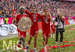 16.05.2026, Fussball Bundesliga 2025/2026, 34.Spieltag, FC Bayern München - 1.FC Köln, in der Allianz-Arena München, Nach dem Spiel die Siegerehrung für den Deutschen Meister Bayern München, Dayot Upamecano (li, FC Bayern München) mit Meisterschale. Aleksandar Pavlovic (Bayern München) und Tom Bischof (Bayern München) mit Sonnenbrille auf der Ehrenrunde.