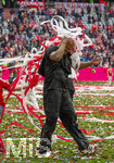 16.05.2026, Fussball Bundesliga 2025/2026, 34.Spieltag, FC Bayern München - 1.FC Köln, in der Allianz-Arena München, Nach dem Spiel die Siegerehrung für den Deutschen Meister Bayern München, Patschnass nach einer Bierdusche, Trainer Vincent Kompany (FC Bayern München) auf der Ehrenrunde. Sein Sohn überschüttet ihn mit Luftschlangen 