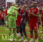 16.05.2026, Fussball Bundesliga 2025/2026, 34.Spieltag, FC Bayern München - 1.FC Köln, in der Allianz-Arena München, Nach dem Spiel die Siegerehrung für den Deutschen Meister Bayern München, Torwart Manuel Neuer (FC Bayern München) mit seinem Sohn Luca auf dem Arm. Abklatschen mit Konrad Laimer (re, FC Bayern München) 