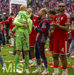 16.05.2026, Fussball Bundesliga 2025/2026, 34.Spieltag, FC Bayern München - 1.FC Köln, in der Allianz-Arena München, Nach dem Spiel die Siegerehrung für den Deutschen Meister Bayern München, Torwart Manuel Neuer (FC Bayern München) mit seinem Sohn Luca auf dem Arm. Abklatschen mit Konrad Laimer (re, FC Bayern München) 