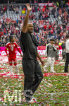 16.05.2026, Fussball Bundesliga 2025/2026, 34.Spieltag, FC Bayern München - 1.FC Köln, in der Allianz-Arena München, Nach dem Spiel die Siegerehrung für den Deutschen Meister Bayern München, Patschnass nach einer Bierdusche, Trainer Vincent Kompany (FC Bayern München) auf der Ehrenrunde.