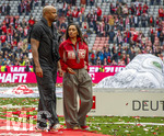 16.05.2026, Fussball Bundesliga 2025/2026, 34.Spieltag, FC Bayern München - 1.FC Köln, in der Allianz-Arena München, Nach dem Spiel die Siegerehrung für den Deutschen Meister Bayern München, Trainer Vincent Kompany (FC Bayern München) nach einer Weissbierdusche komplett durchnässt auf dem Platz mit seiner Ehefrau Carla (re)