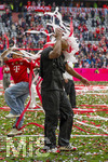 16.05.2026, Fussball Bundesliga 2025/2026, 34.Spieltag, FC Bayern München - 1.FC Köln, in der Allianz-Arena München, Nach dem Spiel die Siegerehrung für den Deutschen Meister Bayern München, Patschnass nach einer Bierdusche, Trainer Vincent Kompany (FC Bayern München) auf der Ehrenrunde. Sein Sohn überschüttet ihn mit Luftschlangen 