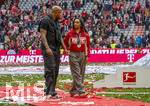 16.05.2026, Fussball Bundesliga 2025/2026, 34.Spieltag, FC Bayern München - 1.FC Köln, in der Allianz-Arena München, Nach dem Spiel die Siegerehrung für den Deutschen Meister Bayern München, Trainer Vincent Kompany (FC Bayern München) nach einer Weissbierdusche komplett durchnässt auf dem Platz mit seiner Ehefrau Carla (re)