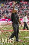 16.05.2026, Fussball Bundesliga 2025/2026, 34.Spieltag, FC Bayern München - 1.FC Köln, in der Allianz-Arena München, Nach dem Spiel die Siegerehrung für den Deutschen Meister Bayern München, Patschnass nach einer Bierdusche, Trainer Vincent Kompany (FC Bayern München) auf der Ehrenrunde.