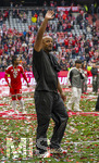 16.05.2026, Fussball Bundesliga 2025/2026, 34.Spieltag, FC Bayern München - 1.FC Köln, in der Allianz-Arena München, Nach dem Spiel die Siegerehrung für den Deutschen Meister Bayern München, Patschnass nach einer Bierdusche, Trainer Vincent Kompany (FC Bayern München) auf der Ehrenrunde.