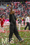 16.05.2026, Fussball Bundesliga 2025/2026, 34.Spieltag, FC Bayern München - 1.FC Köln, in der Allianz-Arena München, Nach dem Spiel die Siegerehrung für den Deutschen Meister Bayern München, Patschnass nach einer Bierdusche, Trainer Vincent Kompany (FC Bayern München) auf der Ehrenrunde.