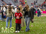 16.05.2026, Fussball Bundesliga 2025/2026, 34.Spieltag, FC Bayern München - 1.FC Köln, in der Allianz-Arena München, Nach dem Spiel die Siegerehrung für den Deutschen Meister Bayern München,  Tom Bischof Freundin Josefine Scholl (re), Lennart Karl Freundin Zoe Käppele (2.v.re) auf dem Platz. mitte: Vincent Karl, Bruder von Lennart Karl (FC Bayern München) 