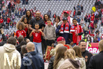 16.05.2026, Fussball Bundesliga 2025/2026, 34.Spieltag, FC Bayern München - 1.FC Köln, in der Allianz-Arena München, Nach dem Spiel die Siegerehrung für den Deutschen Meister Bayern München, Trainer Vincent Kompany (li, FC Bayern München) auf dem Platz mit seiner Familie, Ehefrau Carla (mitte), den Kindern Caleb, Kai, Sienna und Papa Pierre Kompany (re, Belgischer Politiker) 