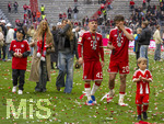 16.05.2026, Fussball Bundesliga 2025/2026, 34.Spieltag, FC Bayern München - 1.FC Köln, in der Allianz-Arena München, Nach dem Spiel die Siegerehrung für den Deutschen Meister Bayern München,  Tom Bischof (re, Bayern München), Freundin Josefine Scholl (mitte), Lennart Karl (FC Bayern München) Freundin Zoe Käppele (2.v.li) auf dem Platz. li: Vincent Karl, Bruder von Lennart Karl (FC Bayern München) 