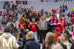 16.05.2026, Fussball Bundesliga 2025/2026, 34.Spieltag, FC Bayern München - 1.FC Köln, in der Allianz-Arena München, Nach dem Spiel die Siegerehrung für den Deutschen Meister Bayern München, Trainer Vincent Kompany (li, FC Bayern München) auf dem Platz mit seiner Familie, Ehefrau Carla (mitte), den Kindern Caleb, Kai, Sienna und Papa Pierre Kompany (re, Belgischer Politiker) 