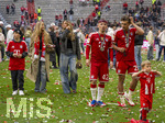 16.05.2026, Fussball Bundesliga 2025/2026, 34.Spieltag, FC Bayern München - 1.FC Köln, in der Allianz-Arena München, Nach dem Spiel die Siegerehrung für den Deutschen Meister Bayern München,  Tom Bischof (re, Bayern München), Freundin Josefine Scholl (mitte), Lennart Karl (FC Bayern München) Freundin Zoe Käppele (2.v.li) auf dem Platz. li: Vincent Karl, Bruder von Lennart Karl (FC Bayern München) 