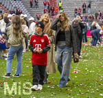 16.05.2026, Fussball Bundesliga 2025/2026, 34.Spieltag, FC Bayern München - 1.FC Köln, in der Allianz-Arena München, Nach dem Spiel die Siegerehrung für den Deutschen Meister Bayern München,  Tom Bischof Freundin Josefine Scholl (re), Lennart Karl Freundin Zoe Käppele (2.v.re) auf dem Platz. mitte: Vincent Karl, Bruder von Lennart Karl (FC Bayern München) 