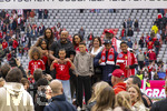 16.05.2026, Fussball Bundesliga 2025/2026, 34.Spieltag, FC Bayern München - 1.FC Köln, in der Allianz-Arena München, Nach dem Spiel die Siegerehrung für den Deutschen Meister Bayern München, Trainer Vincent Kompany (li, FC Bayern München) auf dem Platz mit seiner Familie, Ehefrau Carla (mitte), den Kindern Caleb, Kai, Sienna und Papa Pierre Kompany (re, Belgischer Politiker) 