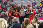 16.05.2026, Fussball Bundesliga 2025/2026, 34.Spieltag, FC Bayern München - 1.FC Köln, in der Allianz-Arena München, Nach dem Spiel die Siegerehrung für den Deutschen Meister Bayern München, Trainer Vincent Kompany (li, FC Bayern München) auf dem Platz mit seiner Familie, Ehefrau Carla (mitte), den Kindern Caleb, Kai, Sienna und Papa Pierre Kompany (re, Belgischer Politiker) 