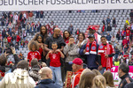 16.05.2026, Fussball Bundesliga 2025/2026, 34.Spieltag, FC Bayern München - 1.FC Köln, in der Allianz-Arena München, Nach dem Spiel die Siegerehrung für den Deutschen Meister Bayern München, Trainer Vincent Kompany (li, FC Bayern München) auf dem Platz mit seiner Familie, Ehefrau Carla (mitte), den Kindern Caleb, Kai, Sienna und Papa Pierre Kompany (re, Belgischer Politiker) 