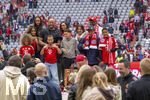 16.05.2026, Fussball Bundesliga 2025/2026, 34.Spieltag, FC Bayern München - 1.FC Köln, in der Allianz-Arena München, Nach dem Spiel die Siegerehrung für den Deutschen Meister Bayern München, Trainer Vincent Kompany (li, FC Bayern München) auf dem Platz mit seiner Familie, Ehefrau Carla (mitte), den Kindern Caleb, Kai, Sienna und Papa Pierre Kompany (re, Belgischer Politiker) 