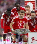 16.05.2026, Fussball Bundesliga 2025/2026, 34.Spieltag, FC Bayern München - 1.FC Köln, in der Allianz-Arena München, Nach dem Spiel die Siegerehrung für den Deutschen Meister Bayern München, Leon Goretzka (FC Bayern München) mit der Meisterschale