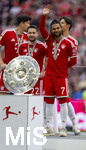16.05.2026, Fussball Bundesliga 2025/2026, 34.Spieltag, FC Bayern München - 1.FC Köln, in der Allianz-Arena München, Nach dem Spiel die Siegerehrung für den Deutschen Meister Bayern München, Serge Gnabry (FC Bayern München) winkt glücklich.
