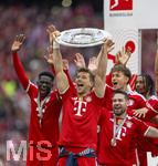 16.05.2026, Fussball Bundesliga 2025/2026, 34.Spieltag, FC Bayern München - 1.FC Köln, in der Allianz-Arena München, Nach dem Spiel die Siegerehrung für den Deutschen Meister Bayern München, Leon Goretzka (FC Bayern München) mit der Meisterschale