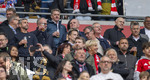 16.05.2026, Fussball Bundesliga 2025/2026, 34.Spieltag, FC Bayern München - 1.FC Köln, in der Allianz-Arena München, Nach dem Spiel die Siegerehrung für den Deutschen Meister Bayern München, Ein Prost bei der Bayern-Führung auf der Tribüne, Ex-Vorstandsvorsitzender Karl-Heinz Rummenigge (FC Bayern München), Vorstandsvorsitzender Jan-Christian Dreesen (FC Bayern München), Ehren-Präsident Uli Hoeneß (FC Bayern München, Hoeness), Präsident Herbert Hainer (FC Bayern) trinken auch Weissbier ohne zu schütten.