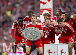 16.05.2026, Fussball Bundesliga 2025/2026, 34.Spieltag, FC Bayern München - 1.FC Köln, in der Allianz-Arena München, Nach dem Spiel die Siegerehrung für den Deutschen Meister Bayern München, Leon Goretzka (FC Bayern München) mit der Meisterschale