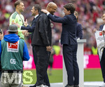 16.05.2026, Fussball Bundesliga 2025/2026, 34.Spieltag, FC Bayern München - 1.FC Köln, in der Allianz-Arena München, Nach dem Spiel die Siegerehrung für den Deutschen Meister Bayern München,  re: DFL-Geschäftsführer Steffen Merkel überreicht Trainer Vincent Kompany (FC Bayern München) die Medaille.