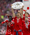 16.05.2026, Fussball Bundesliga 2025/2026, 34.Spieltag, FC Bayern München - 1.FC Köln, in der Allianz-Arena München, Nach dem Spiel die Siegerehrung für den Deutschen Meister Bayern München, Leon Goretzka (FC Bayern München) mit der Meisterschale