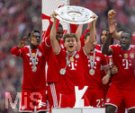 16.05.2026, Fussball Bundesliga 2025/2026, 34.Spieltag, FC Bayern München - 1.FC Köln, in der Allianz-Arena München, Nach dem Spiel die Siegerehrung für den Deutschen Meister Bayern München,Tom Bischof (Bayern München) mit der Meisterschale, Raphael Guerreiro (FC Bayern München), Michael Olise (FC Bayern München), Dayot Upamecano (FC Bayern München), Nicolas Jackson (FC Bayern München), Bara Sapoko Ndiaye (Bayern München), 