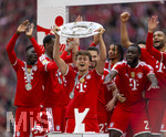 16.05.2026, Fussball Bundesliga 2025/2026, 34.Spieltag, FC Bayern München - 1.FC Köln, in der Allianz-Arena München, Nach dem Spiel die Siegerehrung für den Deutschen Meister Bayern München,Tom Bischof (Bayern München) mit der Meisterschale, Raphael Guerreiro (FC Bayern München), Michael Olise (FC Bayern München), Dayot Upamecano (FC Bayern München), Nicolas Jackson (FC Bayern München), Bara Sapoko Ndiaye (Bayern München), 
