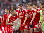 16.05.2026, Fussball Bundesliga 2025/2026, 34.Spieltag, FC Bayern München - 1.FC Köln, in der Allianz-Arena München, Nach dem Spiel die Siegerehrung für den Deutschen Meister Bayern München, Jonathan Tah (FC Bayern München) mit der Meisterschale, Dayot Upamecano (FC Bayern München), Aleksandar Pavlovic (Bayern München) , Leon Goretzka (FC Bayern München), Hiroki Ito (FC Bayern München), Harry Kane (FC Bayern München) 