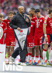 16.05.2026, Fussball Bundesliga 2025/2026, 34.Spieltag, FC Bayern München - 1.FC Köln, in der Allianz-Arena München, Nach dem Spiel die Siegerehrung für den Deutschen Meister Bayern München, Trainer Vincent Kompany (FC Bayern München) spurtet sportlich dynamisch mit dem Meisterwimpel auf das Siegerpodest.