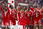 16.05.2026, Fussball Bundesliga 2025/2026, 34.Spieltag, FC Bayern München - 1.FC Köln, in der Allianz-Arena München, Nach dem Spiel die Siegerehrung für den Deutschen Meister Bayern München,Tom Bischof (Bayern München) mit der Meisterschale, Raphael Guerreiro (FC Bayern München), Michael Olise (FC Bayern München), Dayot Upamecano (FC Bayern München), Nicolas Jackson (FC Bayern München), Bara Sapoko Ndiaye (Bayern München), Jonathan Tah (FC Bayern München), Aleksandar Pavlovic (Bayern München) , 