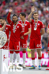16.05.2026, Fussball Bundesliga 2025/2026, 34.Spieltag, FC Bayern München - 1.FC Köln, in der Allianz-Arena München, Nach dem Spiel die Siegerehrung für den Deutschen Meister Bayern München, Serge Gnabry (FC Bayern München) winkt glücklich. re: Josip Stanisic (Bayern München) 