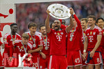 16.05.2026, Fussball Bundesliga 2025/2026, 34.Spieltag, FC Bayern München - 1.FC Köln, in der Allianz-Arena München, Nach dem Spiel die Siegerehrung für den Deutschen Meister Bayern München, Jonathan Tah (FC Bayern München) mit der Meisterschale, Dayot Upamecano (FC Bayern München), Aleksandar Pavlovic (Bayern München) , Leon Goretzka (FC Bayern München), Hiroki Ito (FC Bayern München), Lennart Karl (FC Bayern München), Tom Bischof (Bayern München), 