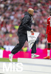 16.05.2026, Fussball Bundesliga 2025/2026, 34.Spieltag, FC Bayern München - 1.FC Köln, in der Allianz-Arena München, Nach dem Spiel die Siegerehrung für den Deutschen Meister Bayern München, Trainer Vincent Kompany (FC Bayern München) spurtet sportlich dynamisch mit dem Meisterwimpel auf das Siegerpodest.