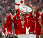 16.05.2026, Fussball Bundesliga 2025/2026, 34.Spieltag, FC Bayern München - 1.FC Köln, in der Allianz-Arena München, Nach dem Spiel die Siegerehrung für den Deutschen Meister Bayern München, Lennart Karl (FC Bayern München) mit der Meisterschale, Bara Sapoko Ndiaye (Bayern München), Jonathan Tah (FC Bayern München), Tom Bischof (Bayern München), 