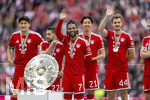 16.05.2026, Fussball Bundesliga 2025/2026, 34.Spieltag, FC Bayern München - 1.FC Köln, in der Allianz-Arena München, Nach dem Spiel die Siegerehrung für den Deutschen Meister Bayern München, v.li: Min-jae Kim (Bayern München, Minjae Kim), Raphael Guerreiro (FC Bayern München), Serge Gnabry (FC Bayern München), Hiroki Ito (FC Bayern München), Josip Stanisic (Bayern München) 