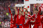 16.05.2026, Fussball Bundesliga 2025/2026, 34.Spieltag, FC Bayern München - 1.FC Köln, in der Allianz-Arena München, Nach dem Spiel die Siegerehrung für den Deutschen Meister Bayern München, Leon Goretzka (FC Bayern München) mit der Meisterschale, Raphael Guerreiro (FC Bayern München), Tom Bischof (Bayern München), Michael Olise (FC Bayern München), Aleksandar Pavlovic (Bayern München) , 
